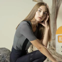 Maillot De Corps Gobik Manche Court Celle Skin Femme GreyBlack 2023 -Promos Vélos Urbains Boutique camiseta mc mujer cell skin gobik 3 700x700 3