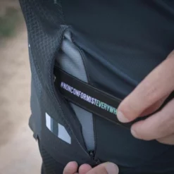 Veste Thermique Gobik Skimo Pro Dark Coal -Promos Vélos Urbains Boutique chaqueta skimo dark coal cold season 22 gobik 4 700x 700x700 4