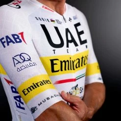Maillot Manche Courte Gobik Infinity Elysées Edition UAE Emirates TDF -Promos Vélos Urbains Boutique m a i l l o t u a e e l y s e e s 3 700x700 2