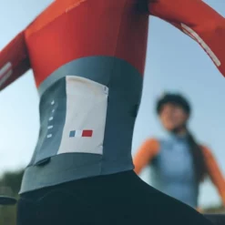 Maillot Manche Longue Gobik Cobble Crimson -Promos Vélos Urbains Boutique maillot cobble crimson hombre cold season 22 gobik 4 700x 700x700 4