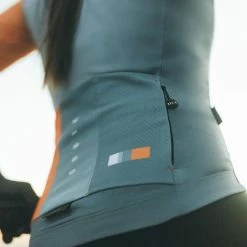 Maillot Manche Longue Gobik Cobble Nectarine Femme -Promos Vélos Urbains Boutique maillot cobble nectarine mujer sparrow cold season 22 gobik 6 700x 700x700 4