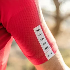 Maillot Manches Courtes Gobik Stark Cranberry Homme -Promos Vélos Urbains Boutique maillot hombre stark carnberry gobik warm series22 5 700x700 7