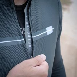 Maillot Manche Longue Gobik SuperCobble Dark Coal 54 Maillot Manche Longue Gobik SuperCobble Dark Coal -Promos Vélos Urbains Boutique maillot supercobble hombre dark coal cold season 22 gobik 3 700x 700x700 5