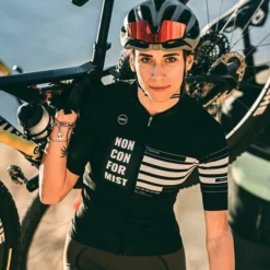 Maillot Manches Courtes Gobik Cx Pro Black Claim Unisex 68 Maillot Manches Courtes Gobik Cx Pro Black Claim Unisex -Promos Vélos Urbains Boutique maillot unisex cxpro black claim gobik warm series22 4 700x700 5